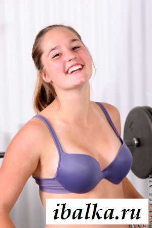 Подстрахуйте обнаженную штангистку