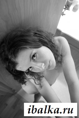 Сеструха в обнаженке пришла в уборную  Сеструха в обнаженке пришла в уборную