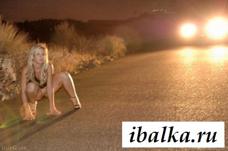 Эксгибиционистки с обнаженными писюхами в публичных местах 