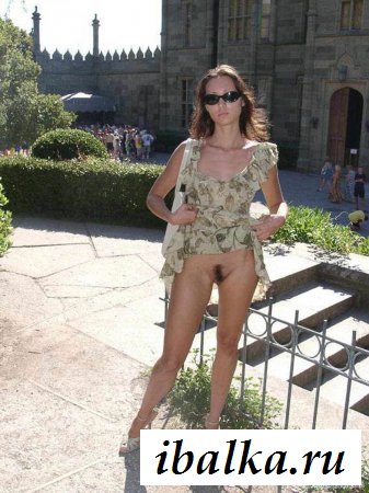 Эксгибиционистки с обнаженными писюхами в публичных местах 