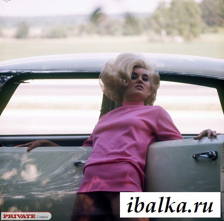 Шустрый механик потрахал блондинку в авто