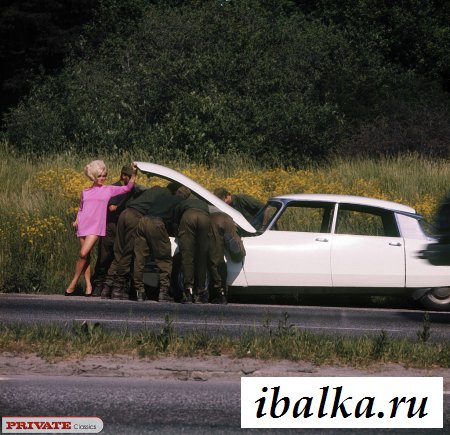 Шустрый механик потрахал блондинку в авто