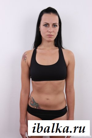 Строгая обнаженная брюнеточка с татухой 