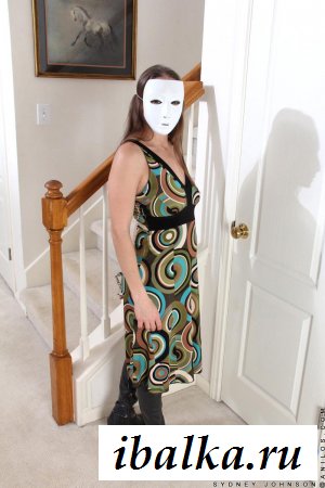 Возрастная дама в обнаженке с красной пещеркой  Возрастная дама в обнаженке с красной пещеркой