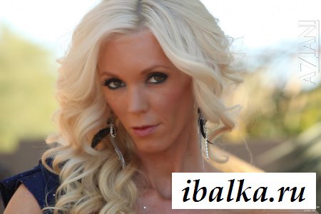 Длинноногая обнаженная филадельфийская кобыла