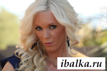 Длинноногая обнаженная филадельфийская кобыла