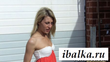 Халатность телки с голой щелкой