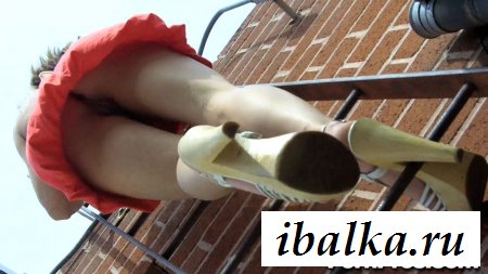 Халатность телки с голой щелкой