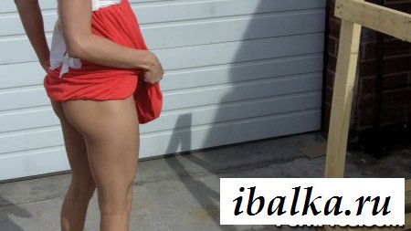 Халатность телки с голой щелкой