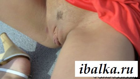 Халатность телки с голой щелкой