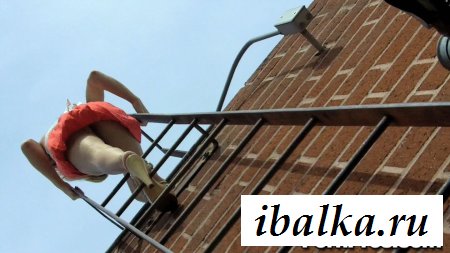 Халатность телки с голой щелкой