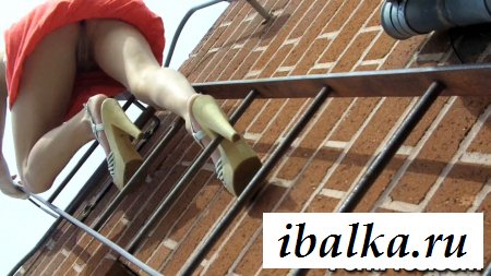 Халатность телки с голой щелкой