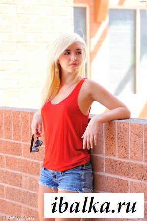 Голая шлюшка в шортах