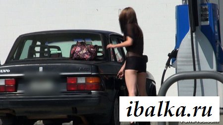 Стоит на паркинге с голой жопой Стоит на паркинге с голой жопой