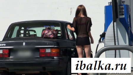 Стоит на паркинге с голой жопой Стоит на паркинге с голой жопой