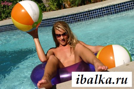 Гламурка отдыхала в круге раздетая