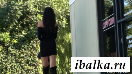 Девка с голой попой эротично наклонилась