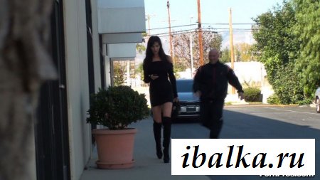 Девка с голой попой эротично наклонилась