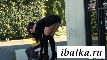 Девка с голой попой эротично наклонилась