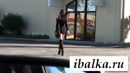 Девка с голой попой эротично наклонилась