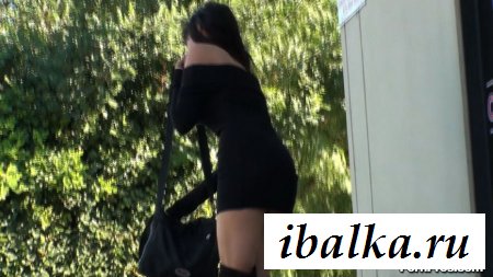 Девка с голой попой эротично наклонилась