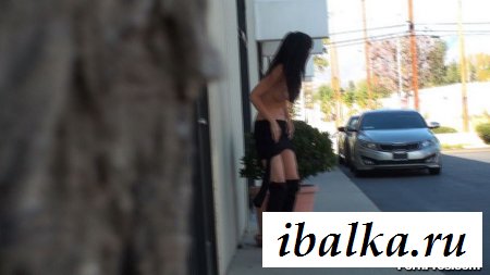 Девка с голой попой эротично наклонилась