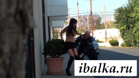 Девка с голой попой эротично наклонилась