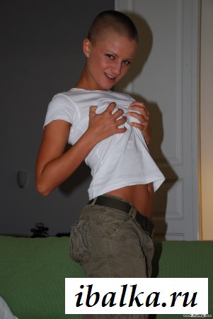 Грубая обнаженная нимфетка в штанах