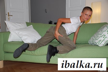 Грубая обнаженная нимфетка в штанах