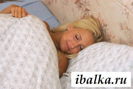 Телочка в обнаженке дрочит анус и спит Телочка в обнаженке дрочит анус и спит