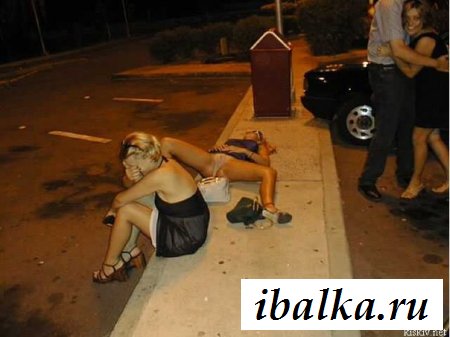 Спящие пьяные шлюхи легко доступны Спящие пьяные шлюхи легко доступны