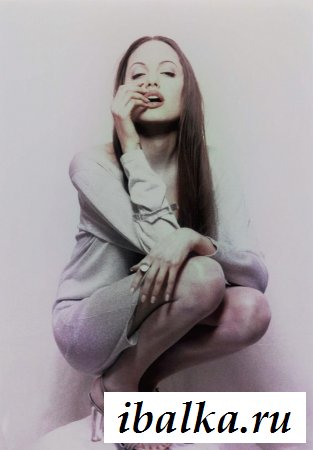 Горячая знаменитость Анджелина Джоли с сигареткой Горячая знаменитость Анджелина Джоли с сигареткой