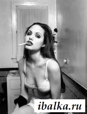 Горячая знаменитость Анджелина Джоли с сигареткой Горячая знаменитость Анджелина Джоли с сигареткой