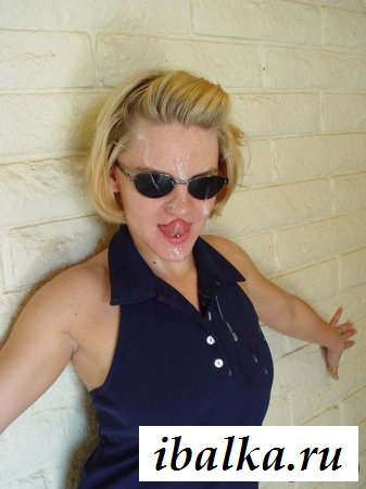 Шлюха приоткрыла срамоту под юбкой