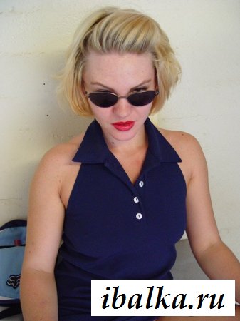 Шлюха приоткрыла срамоту под юбкой