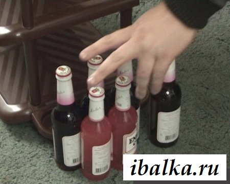 Пьяная шалава с откровенно показывает бедра