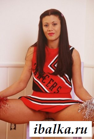 Длинноволосая чирлидерша занимается без трусов