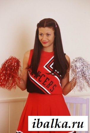 Длинноволосая чирлидерша занимается без трусов