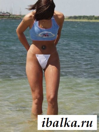 Деваха на море с проколотым соском