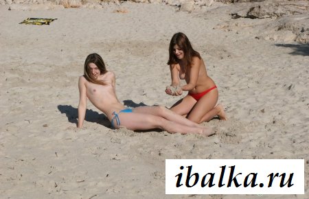 Стервы нудистки с недоступными обнаженными прелестями