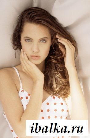 Знаменитость Анджелина Джоли показала эротический архив