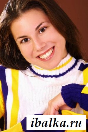 Чирлидерша в желтых трусах раздвигает ноги