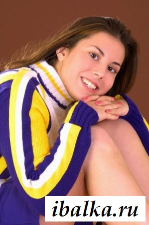 Чирлидерша в желтых трусах раздвигает ноги