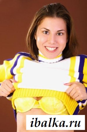 Чирлидерша в желтых трусах раздвигает ноги