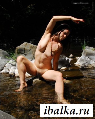 Обнаженная восемнадцатилетняя натуристка наслаждается отдыхом