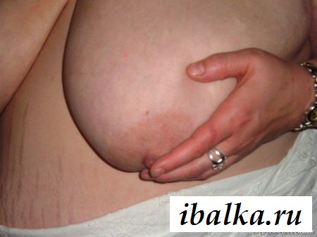 Толстая корова играется с огромными дойками