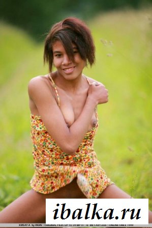 Обнаженная, красивая и сексапильная мулатка