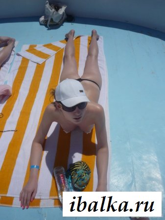 Нудистка с чехлами на сосках