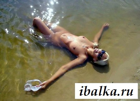 Нудистка с чехлами на сосках