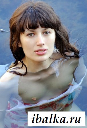 Нудистка с чехлами на сосках